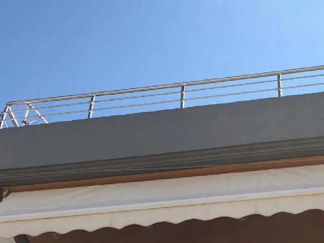 κάγκελο αλουμινίου σε μπαλκόνι οικίας