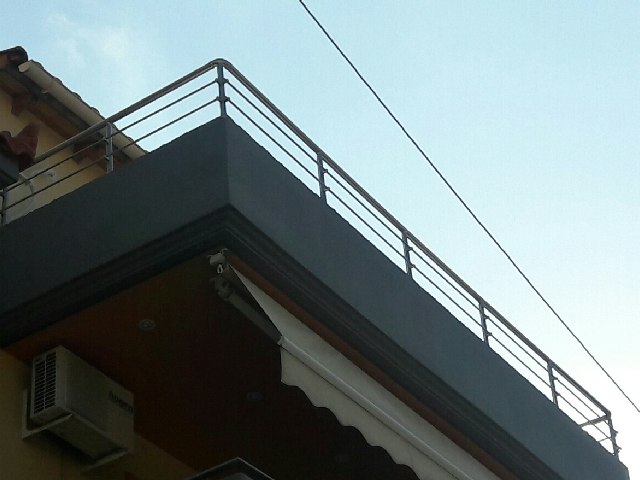κάγκελο αλουμινίου σε μπαλκόνι οικίας