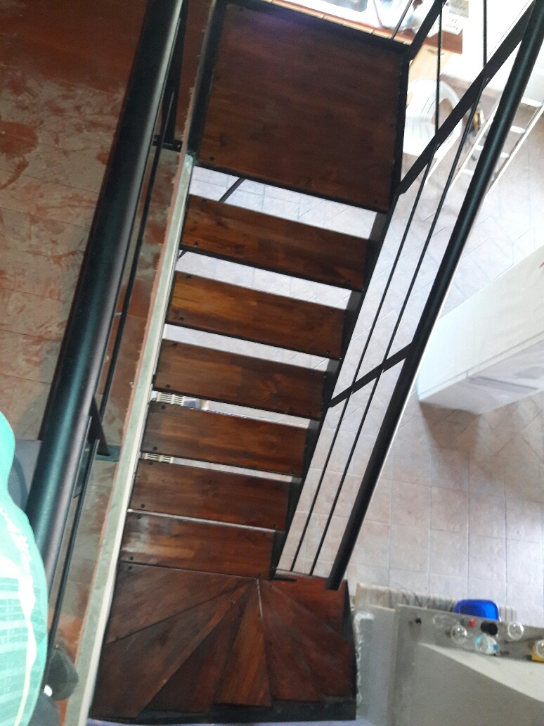 Μεταλλική σκάλα με ξύλινα σκαλοπάτια
